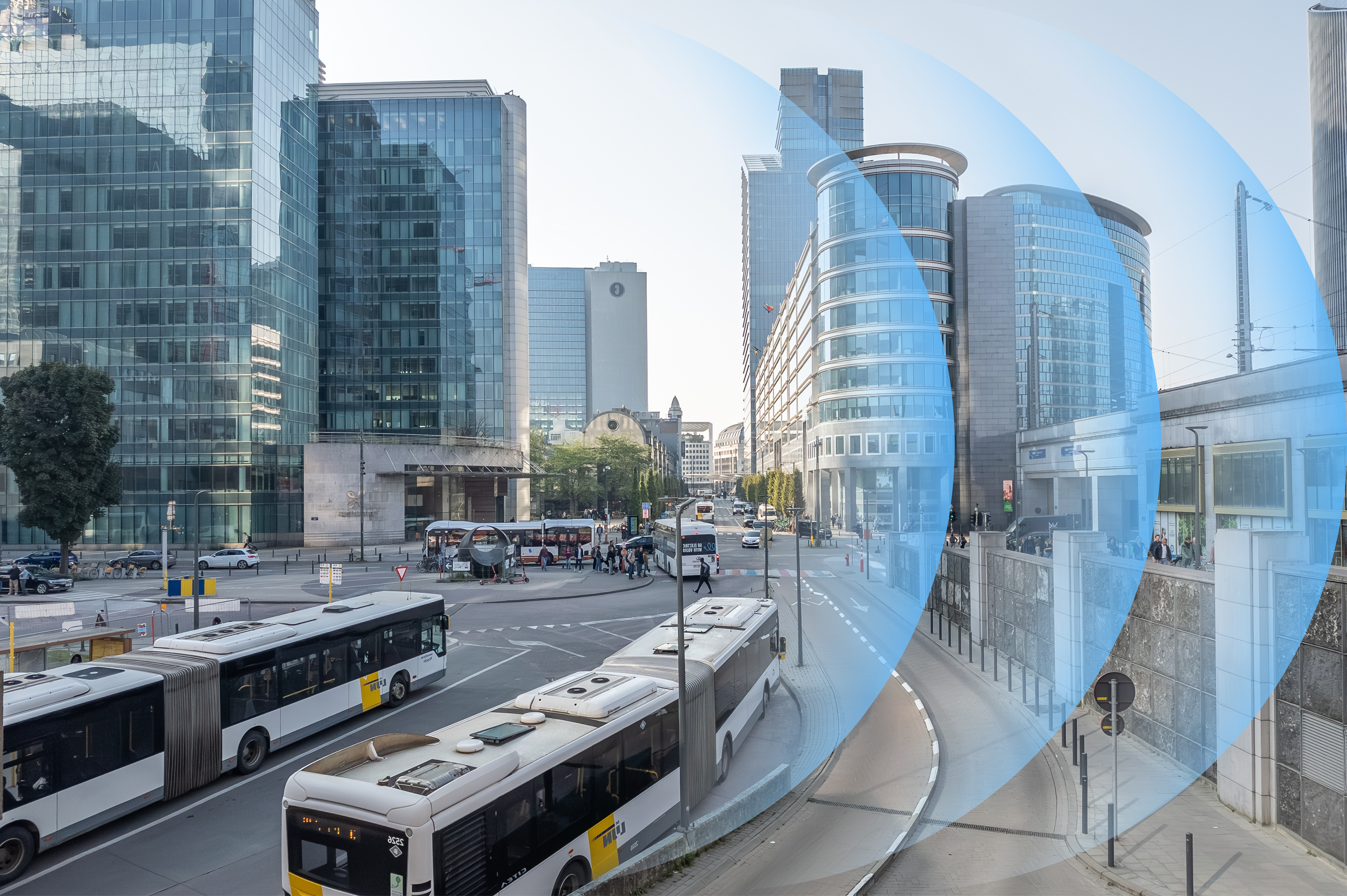 Strada urbana in un moderno quartiere finanziario con autobus e grattacieli in vetro, con grafica sovrapposta che richiama la connettività digitale.